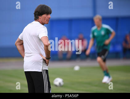 Kasan, Russland. 26 Juni, 2018. Bundestrainer Joachim Jogi Löw (Deutschland). GES/fussball/Wm 2018 Russland: DFB-Abschlusstraining in der Elektron-Stadion, Kazan, 26.06.2018 GES/fussball/fussball/WM Russland 2018: Praxis, Kazan, Juni 26, 2018 | Verwendung der weltweiten Kredit: dpa/Alamy leben Nachrichten Stockfoto