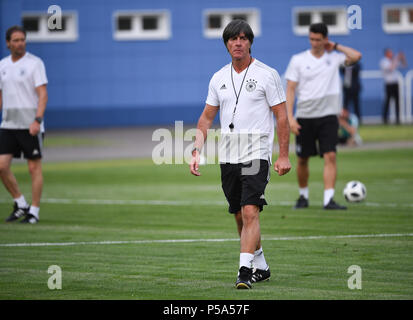 Kasan, Russland. 26 Juni, 2018. Bundestrainer Joachim Jogi Löw (Deutschland). GES/fussball/Wm 2018 Russland: DFB-Abschlusstraining in der Elektron-Stadion, Kazan, 26.06.2018 GES/fussball/fussball/WM Russland 2018: Praxis, Kazan, Juni 26, 2018 | Verwendung der weltweiten Kredit: dpa/Alamy leben Nachrichten Stockfoto