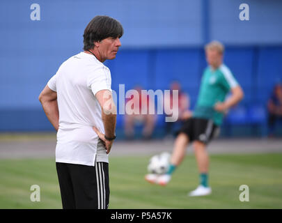 Kasan, Russland. 26 Juni, 2018. Bundestrainer Joachim Jogi Löw (Deutschland). GES/fussball/Wm 2018 Russland: DFB-Abschlusstraining in der Elektron-Stadion, Kazan, 26.06.2018 GES/fussball/fussball/WM Russland 2018: Praxis, Kazan, Juni 26, 2018 | Verwendung der weltweiten Kredit: dpa/Alamy leben Nachrichten Stockfoto