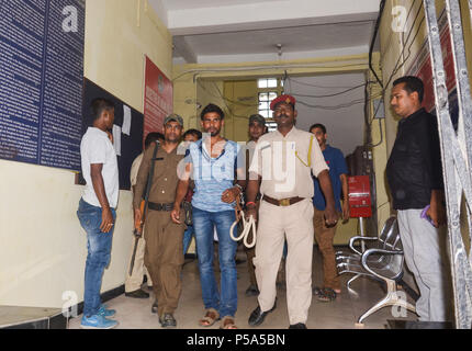 Guwahati, Assam, Indien. 26. Jun 2018. Assam Assam Forrest Beamten zusammen mit Polizisten ein Rhino wilderer Namen wie Yakub Ali (38) auf Panbazar Polizeistation in Guwahati, Assam gesehen verhaftet. Quelle: David Talukdar/Alamy leben Nachrichten Stockfoto