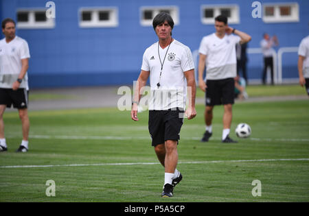 Kasan, Russland. 26 Juni, 2018. Bundestrainer Joachim Jogi Löw (Deutschland). GES/fussball/Wm 2018 Russland: DFB-Abschlusstraining in der Elektron-Stadion, Kazan, 26.06.2018 GES/fussball/fussball/WM Russland 2018: Praxis, Kazan, Juni 26, 2018 | Verwendung der weltweiten Kredit: dpa/Alamy leben Nachrichten Stockfoto