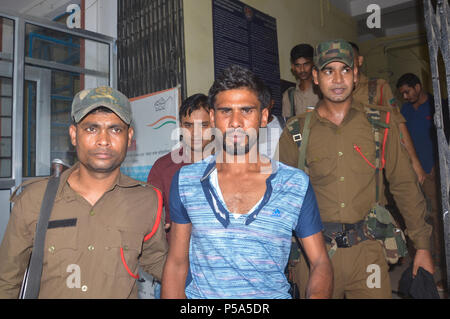 Guwahati, Assam, Indien. 26. Jun 2018. Assam Assam Forrest Beamten zusammen mit Polizisten ein Rhino wilderer Namen wie Yakub Ali (38) auf Panbazar Polizeistation in Guwahati, Assam gesehen verhaftet. Quelle: David Talukdar/Alamy leben Nachrichten Stockfoto