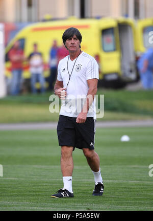 Kasan, Russland. 26 Juni, 2018. Bundestrainer Joachim Jogi Löw (Deutschland). GES/fussball/Wm 2018 Russland: DFB-Abschlusstraining in der Elektron-Stadion, Kazan, 26.06.2018 GES/fussball/fussball/WM Russland 2018: Praxis, Kazan, Juni 26, 2018 | Verwendung der weltweiten Kredit: dpa/Alamy leben Nachrichten Stockfoto