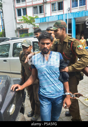 Guwahati, Assam, Indien. 26. Jun 2018. Assam Assam Forrest Beamten zusammen mit Polizisten ein Rhino wilderer Namen wie Yakub Ali (38) auf Panbazar Polizeistation in Guwahati, Assam gesehen verhaftet. Quelle: David Talukdar/Alamy leben Nachrichten Stockfoto