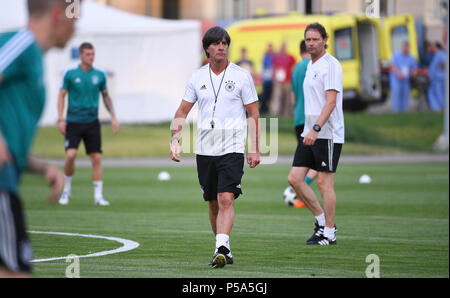 Kasan, Russland. 26 Juni, 2018. Bundestrainer Joachim Jogi Löw (Deutschland). GES/fussball/Wm 2018 Russland: DFB-Abschlusstraining in der Elektron-Stadion, Kazan, 26.06.2018 GES/fussball/fussball/WM Russland 2018: Praxis, Kazan, Juni 26, 2018 | Verwendung der weltweiten Kredit: dpa/Alamy leben Nachrichten Stockfoto