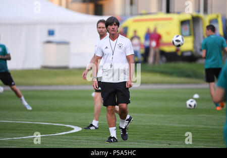 Kasan, Russland. 26 Juni, 2018. Bundestrainer Joachim Jogi Löw (Deutschland). GES/fussball/Wm 2018 Russland: DFB-Abschlusstraining in der Elektron-Stadion, Kazan, 26.06.2018 GES/fussball/fussball/WM Russland 2018: Praxis, Kazan, Juni 26, 2018 | Verwendung der weltweiten Kredit: dpa/Alamy leben Nachrichten Stockfoto