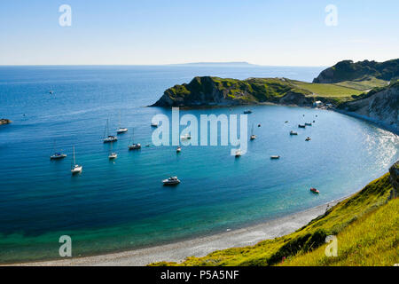 Lulworth Cove, Dorset, Großbritannien. 26. Juni 2018. UK Wetter. Yachten und Sportboote in Lulworth Cove in Dorset an einem Tag der heißen Sonne und strahlend blauen Himmel während der Hitzewelle. Foto: Graham Jagd-/Alamy leben Nachrichten Stockfoto