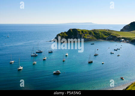 Lulworth Cove, Dorset, Großbritannien. 26. Juni 2018. UK Wetter. Yachten und Sportboote in Lulworth Cove in Dorset an einem Tag der heißen Sonne und strahlend blauen Himmel während der Hitzewelle. Foto: Graham Jagd-/Alamy leben Nachrichten Stockfoto