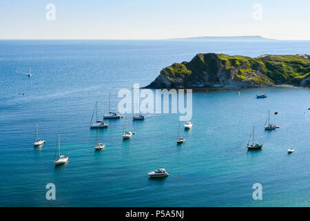 Lulworth Cove, Dorset, Großbritannien. 26. Juni 2018. UK Wetter. Yachten und Sportboote in Lulworth Cove in Dorset an einem Tag der heißen Sonne und strahlend blauen Himmel während der Hitzewelle. Foto: Graham Jagd-/Alamy leben Nachrichten Stockfoto