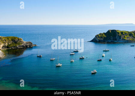 Lulworth Cove, Dorset, Großbritannien. 26. Juni 2018. UK Wetter. Yachten und Sportboote in Lulworth Cove in Dorset an einem Tag der heißen Sonne und strahlend blauen Himmel während der Hitzewelle. Foto: Graham Jagd-/Alamy leben Nachrichten Stockfoto