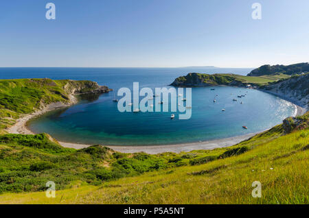 Lulworth Cove, Dorset, Großbritannien. 26. Juni 2018. UK Wetter. Yachten und Sportboote in Lulworth Cove in Dorset an einem Tag der heißen Sonne und strahlend blauen Himmel während der Hitzewelle. Foto: Graham Jagd-/Alamy leben Nachrichten Stockfoto