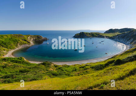 Lulworth Cove, Dorset, Großbritannien. 26. Juni 2018. UK Wetter. Yachten und Sportboote in Lulworth Cove in Dorset an einem Tag der heißen Sonne und strahlend blauen Himmel während der Hitzewelle. Foto: Graham Jagd-/Alamy leben Nachrichten Stockfoto