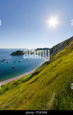 Lulworth Cove, Dorset, Großbritannien. 26. Juni 2018. UK Wetter. Yachten und Sportboote in Lulworth Cove in Dorset an einem Tag der heißen Sonne und strahlend blauen Himmel während der Hitzewelle. Foto: Graham Jagd-/Alamy leben Nachrichten Stockfoto