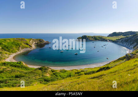 Lulworth Cove, Dorset, Großbritannien. 26. Juni 2018. UK Wetter. Yachten und Sportboote in Lulworth Cove in Dorset an einem Tag der heißen Sonne und strahlend blauen Himmel während der Hitzewelle. Foto: Graham Jagd-/Alamy leben Nachrichten Stockfoto