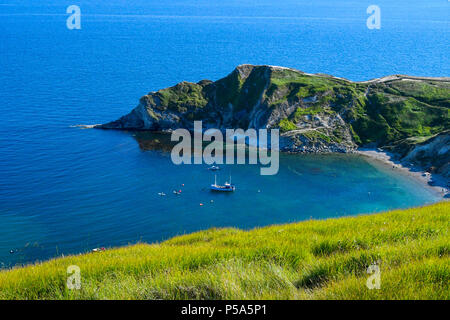 Lulworth Cove, Dorset, Großbritannien. 26. Juni 2018. UK Wetter. Yachten und Sportboote in Lulworth Cove in Dorset an einem Tag der heißen Sonne und strahlend blauen Himmel während der Hitzewelle. Foto: Graham Jagd-/Alamy leben Nachrichten Stockfoto