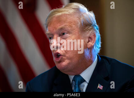 Washington, DC, USA. 26 Juni, 2018. Us-Präsident Donald Trump spricht während eines Mittagessens mit Republikanische Gesetzgeber, im Schaltschrank im Weißen Haus in Washington, DC, USA, am Dienstag, 26. Juni 2018. Credit: Al Drago/Pool über CNP | Verwendung der weltweiten Kredit: dpa/Alamy leben Nachrichten Stockfoto