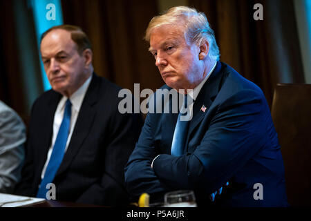 Us-Präsident Donald Trump hört neben Senator Richard Shelby, ein Republikaner aus Alabama, während eines Mittagessens mit Republikanische Gesetzgeber, im Schaltschrank im Weißen Haus in Washington, DC, USA, am Dienstag, 26. Juni 2018. Credit: Al Drago/Pool über CNP/MediaPunch Stockfoto