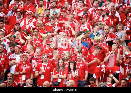 Jun 14th, 2018, Moskau, Russland. Fußballfans während der FIFA WM 2018 Russland Gruppe C Spiel Frankreich gegen Dänemark in Luzhniki Stadion, Moskau. Shoja Lak/Alamy Leben Nachrichten. Stockfoto