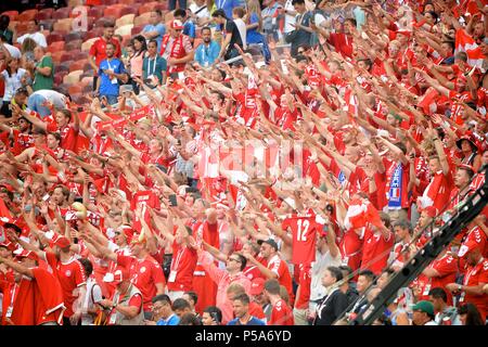 Jun 14th, 2018, Moskau, Russland. Fußballfans während der FIFA WM 2018 Russland Gruppe C Spiel Frankreich gegen Dänemark in Luzhniki Stadion, Moskau. Shoja Lak/Alamy Leben Nachrichten. Stockfoto