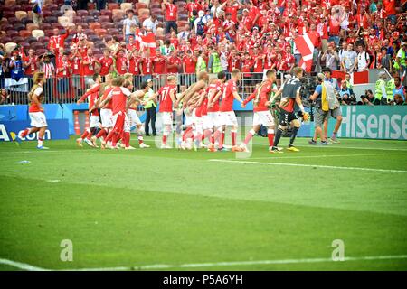 Jun 14th, 2018, Moskau, Russland. Mannschaft Dänemark danke Leute am Ende Spiels während der FIFA WM 2018 Russland Gruppe C Spiel Dänemark v Frankreich Luzhniki Stadion, Moskau. Shoja Lak/Alamy Leben Nachrichten. Stockfoto