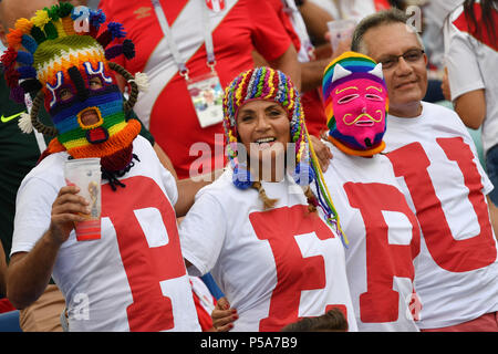 Sochi, Russland. 26 Juni, 2018. Peruanische Fans, Fußball Fans, Australien (AUS) - Peru (PRO) 0-2, Vorrunde, Gruppe C, Spiel 38, am 26/06/2018 in Sotschi, Fisht Olymipic Stadion. Fußball-WM 2018 in Russland vom 14.06. - 15.07.2018. | Verwendung der weltweiten Kredit: dpa/Alamy leben Nachrichten Stockfoto