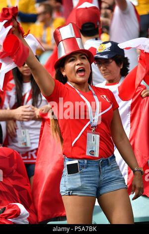 Sochi, Russland. 26 Juni, 2018. Peruanische weiblichen Fan, Fußball Fan, Weibliche, junge Frau, Australien (AUS) - Peru (PRO) 0-2, Vorrunde, Gruppe C, Spiel 38, am 26.06.2018 in Sotschi, Fisht Olymipic Stadion. Fußball-WM 2018 in Russland vom 14.06. - 15.07.2018. | Verwendung der weltweiten Kredit: dpa/Alamy leben Nachrichten Stockfoto