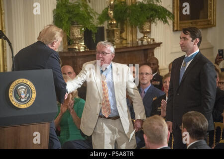 Washington DC, USA. 26 Juni, 2018. - Vereinigte Staaten Präsident Donald J. Trumpf erkennt vorherige Ehrenmedaille Preisträger wie er Gastgeber einer Zeremonie die Ehrenmedaille der posthum ausgezeichnet dann - Oberleutnant Garlin M. Conner, US-Army, für auffällige Galanterie während des Zweiten Weltkrieges im Osten Zimmer des Weißen Hauses in Washington, DC am Dienstag, 26. Juni 2018. Credit: ZUMA Press, Inc./Alamy leben Nachrichten Stockfoto