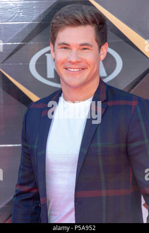 Santa Monica, USA. 25 Jun, 2018. Adam Devine besucht 2018 NBA Auszeichnungen zeigen von Barker Hangar, Santa Monica, Kalifornien am Juni 25, 2018 Credit: Eugene Befugnisse/Alamy leben Nachrichten Stockfoto