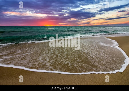 Schönen Sonnenaufgang über dem Meer. Wellenmuster Stockfoto