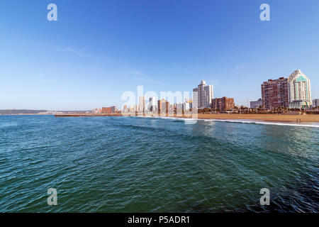 Meer und Strand gegen Golden Mile coastal City Skyline und den blauen Himmel in Durban, Südafrika Stockfoto