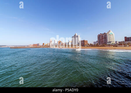 Meer und Strand gegen Golden Mile coastal City Skyline und den blauen Himmel in Durban, Südafrika Stockfoto