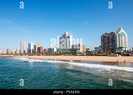 Meer und Strand gegen Golden Mile coastal City Skyline und den blauen Himmel in Durban, Südafrika Stockfoto