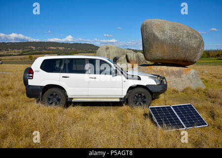 Weißen Toyota Landcruiser prado Serie 120 mit tragbaren Solarzellen aufladen zweite Batterie im Stonehenge Erholung sind in der Nähe von Glen Innes nsw Stockfoto