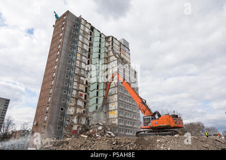 Long Reach Bagger während der Abriss eines Hochhauses im Süden Kilburn Immobilien. North West London. 26.März 2018 Foto von Zute Lightfoot Stockfoto