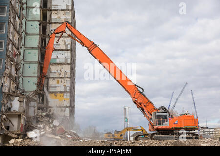 Long Reach Bagger während der Abriss eines Hochhauses im Süden Kilburn Immobilien. North West London. 26.März 2018 Foto von Zute Lightfoot Stockfoto