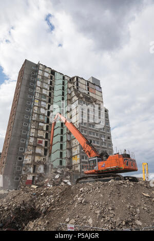 Langreichbagger beim Abriss eines Turmblocks auf dem South Kilburn Estate. Nordwest-London. Foto von Zute Lightfoot Stockfoto