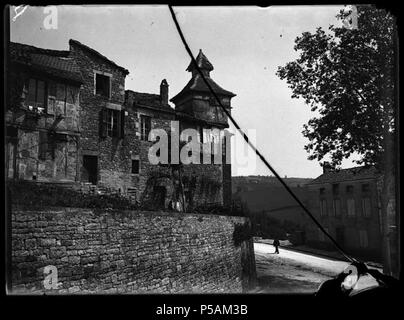 Français: Caylus. Vieux pigeonnier. 5 Juni 1906. Français: Caylus (Tarn-et-Garonne). 5 Juni 1906. Vue d'ensemble d'une Maison à l'extrémité de laquelle se trouve un Pigeonnier. Au zweiten Plan un homme Marchant dans la rue. . Am 5. Juni 1906 übernommen. N/A 284 Caylus. Vieux pigeonnier. 5 Juin 1906 (1906) - 51 Fi 127-Fonds Trutat Stockfoto