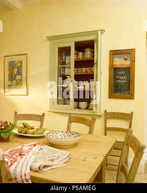 Glastür, Alkoven Schrank in Land Küche Esszimmer mit Tisch und Stühlen Stockfoto