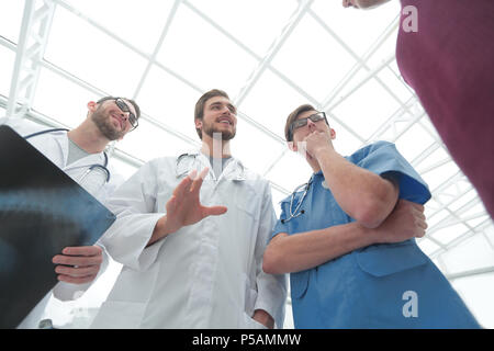 Ansicht von unten. Team der Diagnostiker. Stockfoto