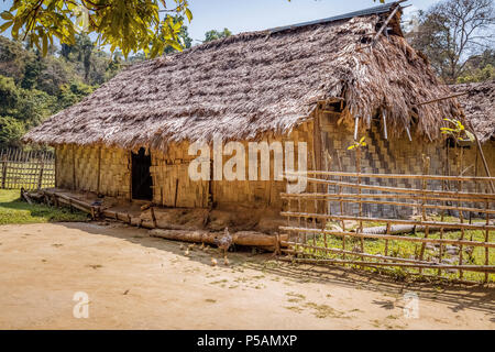 Ländliche Dorf mit reetgedeckten Häusern und Kokospalmen an Baratang island Andamanen Indien. Stockfoto