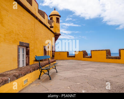 Blick auf die alte Burg Fortaleza de Sao Tiago in Funchal, Madeira, Portugal Stockfoto