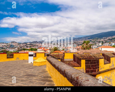 Blick auf die alte Burg Fortaleza de Sao Tiago in Funchal, Madeira, Portugal Stockfoto