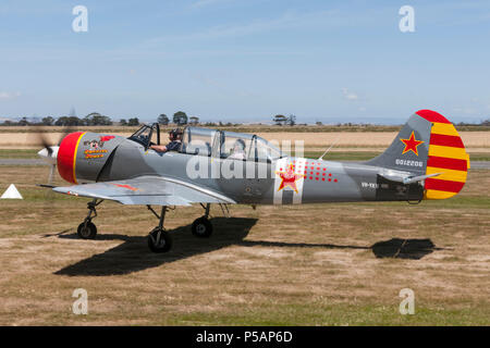 Jakowlew Jak-52W russische Militär trainer Flugzeuge VH-YKW. Stockfoto