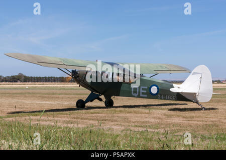 Piper J-3 C-65 Cub (Piper L-4 Grasshopper) einmotorige Flugzeuge in die Markierungen von Nr. 4 Squadron Roy Stockfoto