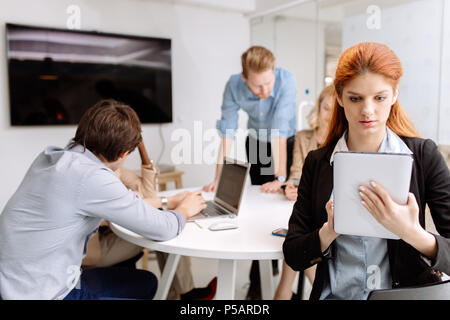Geschäftsleute, die Arbeit im Büro Stockfoto