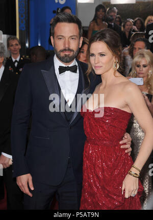 Ben Affleck und Jennifer Garner 425 an der 70th Golden Globes Awards 2013 im Hilton Hotel in Beverly Hills anreisen. a Ben Affleck und Jennifer Garner 425 - - - - - - - - - - - - - Red Carpet Event, Vertikal, USA, Filmindustrie, Prominente, Fotografie, Bestof, Kunst, Kultur und Unterhaltung, Topix Prominente Fashion/Vertikal, Besten, Event in Hollywood Leben - Kalifornien, Roter Teppich und backstage, USA, Film, Stars, Film Stars, TV Stars, Musik, Promis, Fotografie, Bestof, Kunst, Kultur und Unterhaltung, Topix, Vertikal, Familie von aus dem Jahr 2013, in Stockfoto