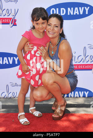 Constance Marie und dauhgter Luna an der Mickey durch die Jahrzehnte Vintage T-Stück Coillection auf der Disney viel in Burbank. a Constance Marie und Tochter Luna 010 - - - - - - - - - - - - - Red Carpet Event, Vertikal, USA, Filmindustrie, Prominente, Fotografie, Bestof, Kunst, Kultur und Unterhaltung, Topix Prominente Fashion/Vertikal, Besten, Event in Hollywood Leben - Kalifornien, Roter Teppich und backstage, USA, Film, Stars, Film Stars, TV Stars, Musik, Promis, Fotografie, Bestof, Kunst, Kultur und Unterhaltung, Topix, Vertikal, Familie von aus dem Jahr 2013, Inq Stockfoto