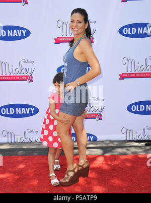 Constance Marie und dauhgter Luna an der Mickey durch die Jahrzehnte Vintage T-Stück Coillection auf der Disney viel in Burbank. a Constance Marie und Tochter Luna 011 - - - - - - - - - - - - - Red Carpet Event, Vertikal, USA, Filmindustrie, Prominente, Fotografie, Bestof, Kunst, Kultur und Unterhaltung, Topix Prominente Fashion/Vertikal, Besten, Event in Hollywood Leben - Kalifornien, Roter Teppich und backstage, USA, Film, Stars, Film Stars, TV Stars, Musik, Promis, Fotografie, Bestof, Kunst, Kultur und Unterhaltung, Topix, Vertikal, Familie von aus dem Jahr 2013, Inq Stockfoto