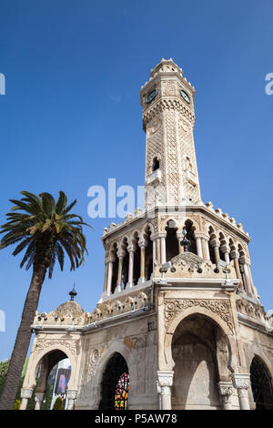 Clock Tower unter blauem Himmel, es wurde 1901 erbaut und akzeptiert, wie das offizielle Symbol der Stadt Izmir, Türkei Stockfoto