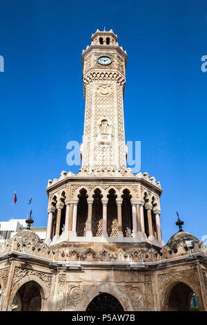 Fassade des Clock Tower unter blauem Himmel, es wurde 1901 erbaut und akzeptiert, wie das offizielle Symbol der Stadt Izmir, Türkei Stockfoto